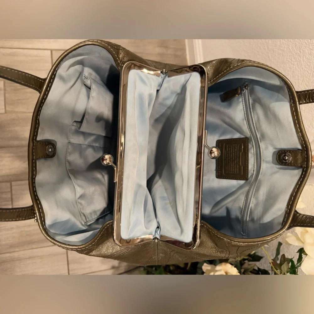 Coach Signature Stitch Patent Leather, Olive Green, 3 Section KISS Lock Purse - Picture 12 of 16